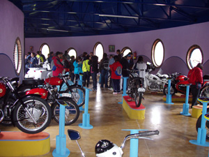 Grupo de participantes visitando el museo de la moto